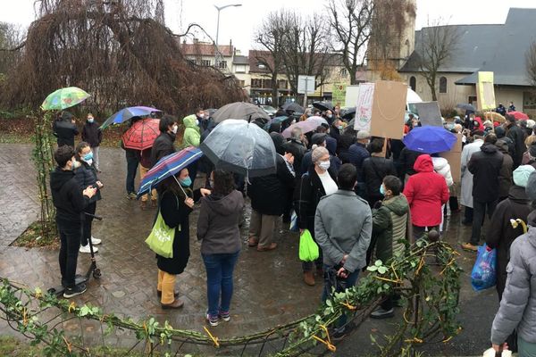 Entre 150 et 200 personnes étaient présentes à partir de 11 heures.