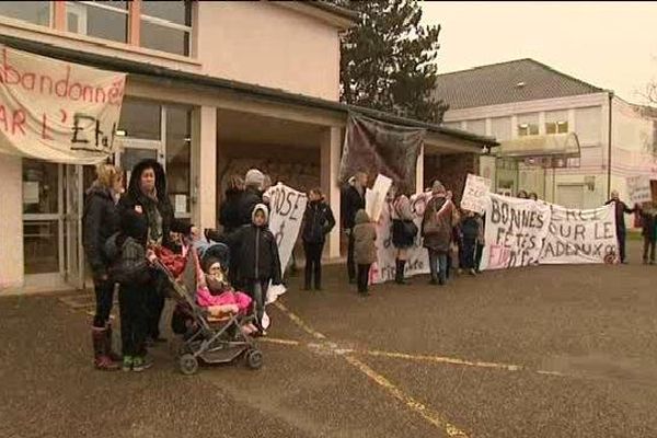 Parents, professeurs et élus manifestaient mardi 16 décembre devant l'école primaire du Centre, à Wittelsheim.