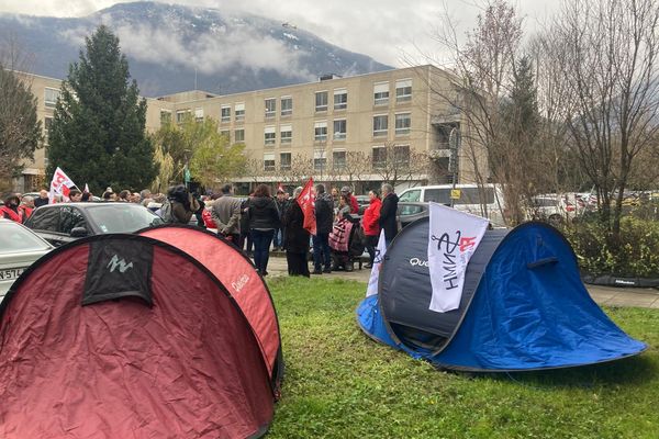 Le personnel du CHU de Grenoble a débuté un mouvement de grève ce mardi 10 décembre 2024