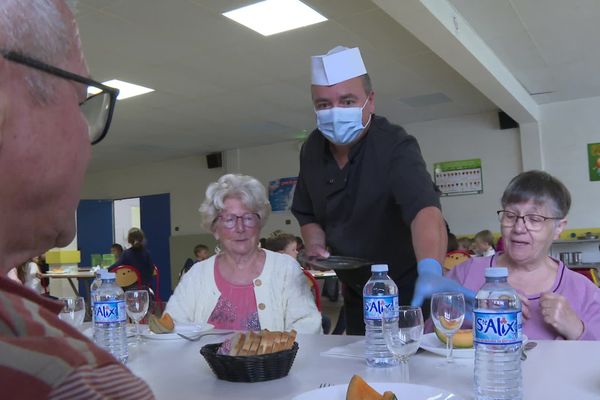 Tous les midis de la semaine, depuis cette rentrée scolaire, les personnes âgées de Saint-Quay-Perros peuvent venir manger à la cantine de l'école Albert-Jacquard