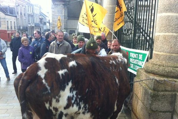 Une vingtaine d'éleveurs ont répondu à l'appel de la Confédération paysanne ce jeudi à Alençon