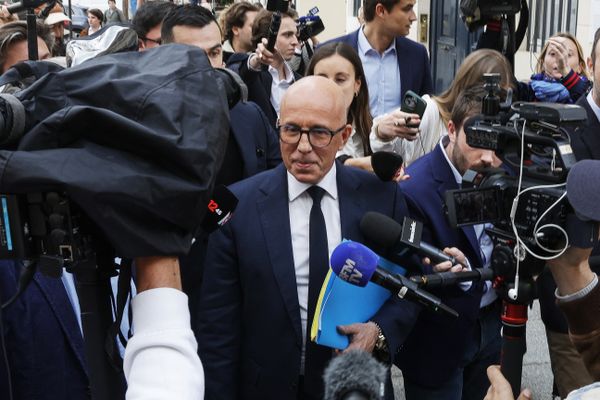 Le chef du parti les Républicains (LR), Eric Ciotti (au centre), est entouré par les médias devant l'Assemblée nationale à Paris le 11 juin 2024, à la suite des résultats des élections du Parlement européen du 9 juin.