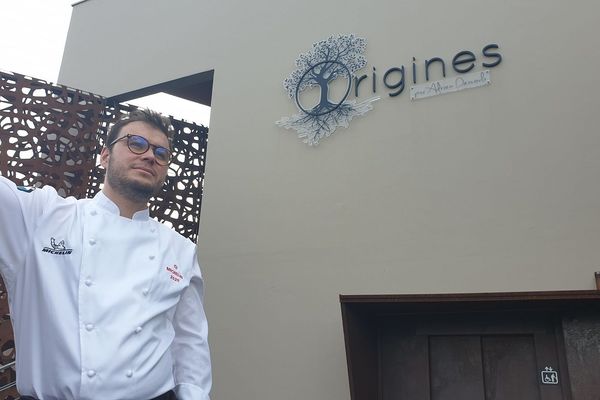 Adrien Descouls est le nouvel étoilé du guide Michelin. Avec son restaurant, « Origines » situé dans le petit village du Broc, dans le Puy-de-Dôme. Nous avons recueilli le témoignage de ce poète de la cuisine quelques heures après l’annonce du guide Michelin. 