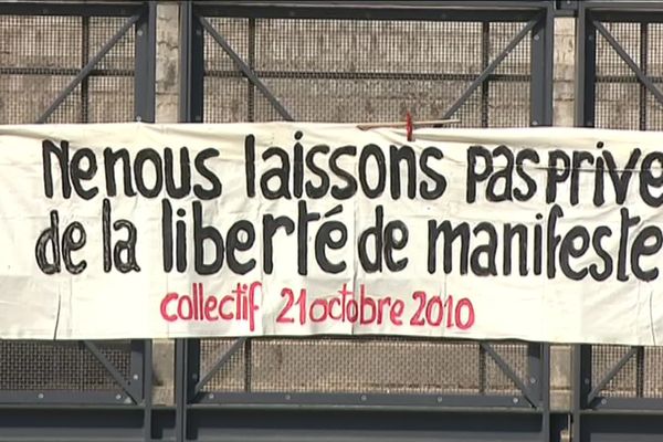 Le Collectif du 21 octobre 2010 réclamant la mise en examen de l'ancien préfet du Rhône J.Gérault et l'ancien DDSP A.Doutre après une opération de maintien de l'ordre d'envergure place Bellecour, en marge d'une manifestation contre la réforme des retraites (images archives octobre 2018)