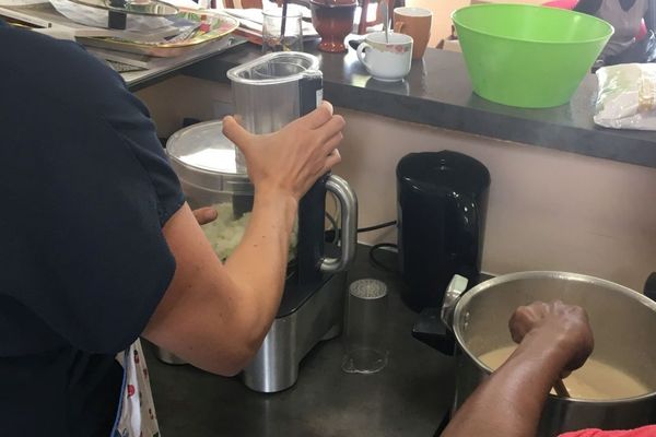 Tous les lundis, un repas réunit les membres de l'association Femmes SDF, à Grenoble.