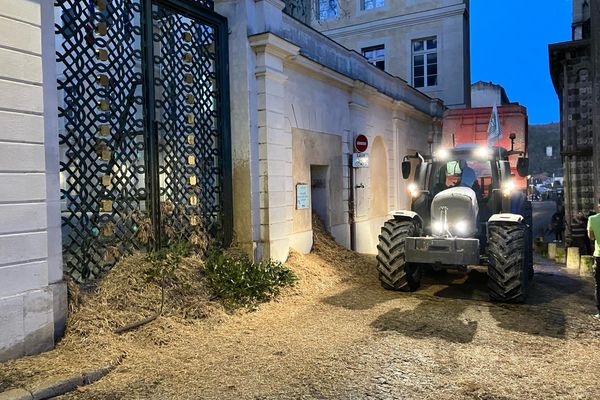 Les agriculteurs restent déterminés et multiplient leurs actions, comme ici devant la prefecture de Cahors dans le Lot. Un convoi de tracteurs devraient arriver du Gers en direction de l'aéroport de Blagnac.