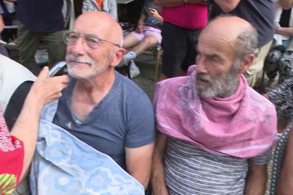 Rasage des barbus à la chaîne et en plein air