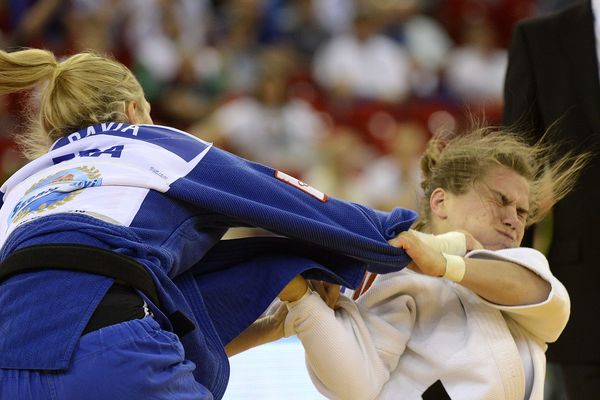 Automne Pavia (en bleu) n'a rien pu faire face à la Néerlandaise Sanne Verhagen. La Péronnaise a perdu son combat sur ippon.