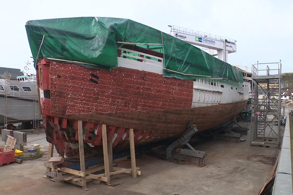 Rongé par un champignon, le Marité est en cale sèche à Port-en-Bessin, dans l'attente d'être rénové.