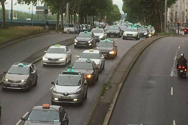 Le cortège de véhicules a atteint le centre de Lyon en milieu de matinée.