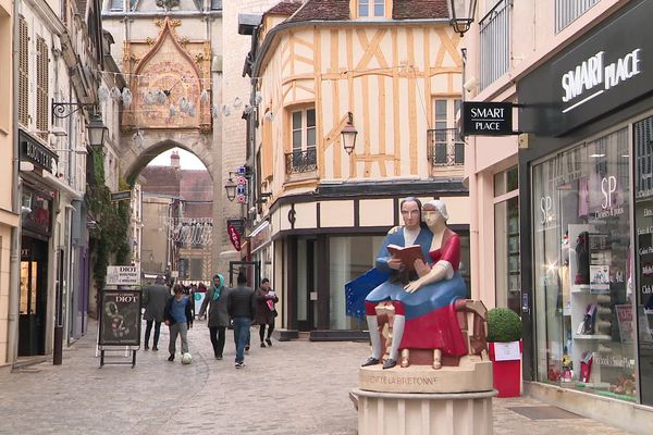 Le port du masque se généralise dans les rues du centre-ville d'Auxerre (image d'illustration)