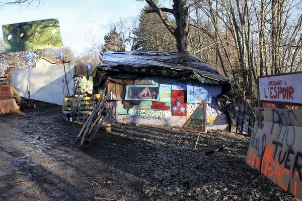 Le campement installé par les "zadistes" qui s'opposent au projet de Center Parcs de Roybon.