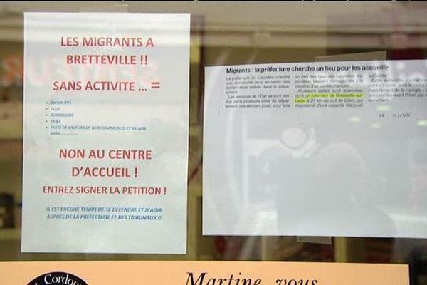 L'affichette apposée sur les vitrines des commerces assimile laisse entendre que l'arrivée des migrants engendrera des incivilités et des actes criminels. l'ancien maire va porter plainte pour incitation à la haine raciale.