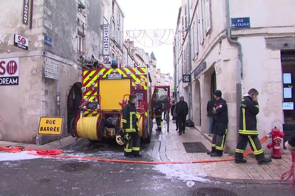 La rue du Cordouan à La Rochelle reste bouclée par les secours, ce mardi matin et devrait le rester toute la journée, tandis que les sapeurs-pompiers maintiennent leur surveillance.