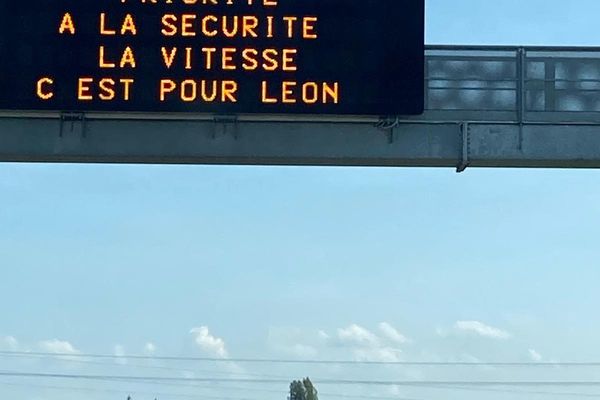 Sur l'autoroute A4 au niveau de Brumath, la société Sanef s'est amusée dans ses messages de prévention.