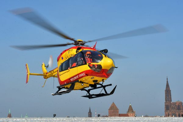 L'un des deux blessés a été transporté dans un état grave à l'hôpital de Hautepierre par hélicoptère .