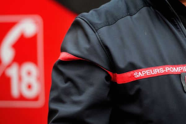 A Clermont-Ferrand, dans la nuit de mardi à mercredi 11 avril, un automobiliste a perdu le contrôle de son véhicule avant de s’encastrer dans un lampadaire, avenue Fernand Forest. Les deux occupants du véhicule ont été blessés, dont l’un grièvement.