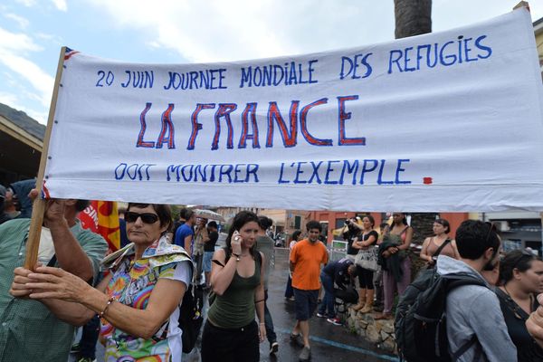 A Vintimille, située à 8 km de la frontière, des manifestants italiens, rejoints par des militants français, ont organisé une manifestation de soutien à la gare, où de nombreux migrants sont bloqués. 