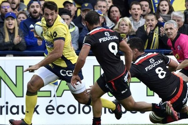 Remi Lamerat en route vers l'essai face au Stade Toulousain.