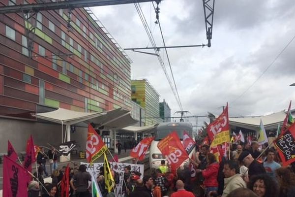 Les manifestants bloquent un tgv a la gare de Perpignan