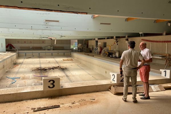 La piscine à l'abandon de Sillans-la-Cascade.