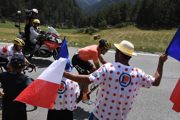 Les fans sont venus en nombre pour soutenir les coureurs du Tour de France, malgré la chaleur.