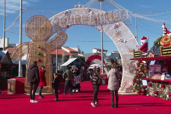 Le village de Noël du Barcarès a ouvert ses portes samedi 23 novembre avec une semaine de retard. En cause, un incendie dans la nuit du 10 au 11 novembre qui a détruit plusieurs chalets.