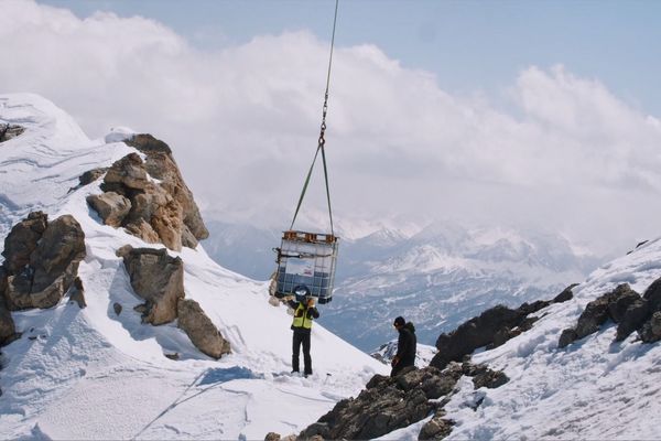 Le fût de bière a été héliporté au sommet du col du Galibier. 