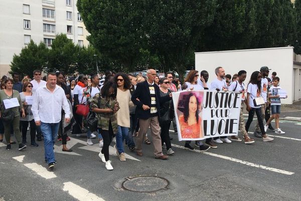 Marche blanche dans le quartier gare d'Orléans en mémoire de Lucie. La jeune femme a été poignardée devant chez elle le 26 mai dernier. Elle était mère de 3 enfants. 
2 juin 2018