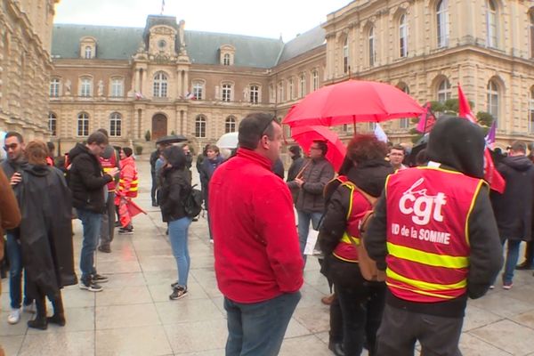 Des opposants à la réforme des retraites se sont rassemblés devant l'hôtel de ville d'Amiens vendredi 14 avril 2023 pour demander le retrait du texte.