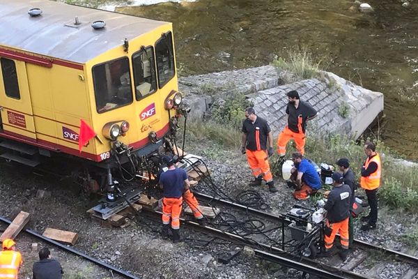 Plus de peur que de mal. Le train jaune a percuté un bloc de granit en début d'après-midi, à hauteur d'Olette (Pyrénées-orientales).