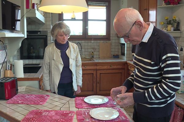 Monique surveille son mari, James, atteint de la maladie d'Alzheimer.