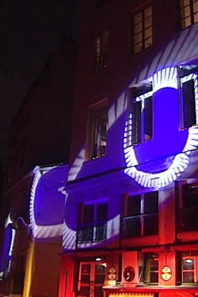 Dès 1989, à la Croix-Rousse, "Traboules blues", fêtait le 8 décembre avec des projections et des éclairages artistiques.