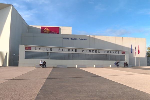 Au lycée Pierre Mendes France à Montpellier, les professeurs sont en grève pour dénoncer un manque d'anticipation et un protocole impossible à respecter - 4 novembre 2020