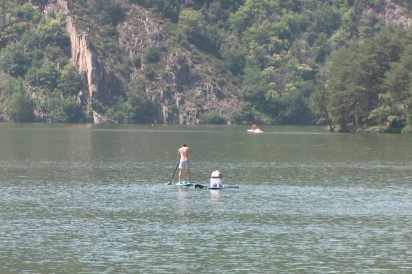 La baignade est interdite jusqu'à nouvel ordre, les activités nautiques sont en revanche maintenues à Saint-Victor-sur-Loire. Août 2020.