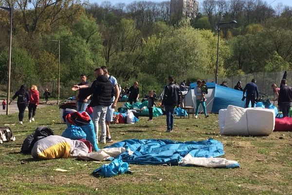 Les demandeurs d'asile ont plié leurs tentes plantées près des Arènes pour aller au camp de Blida