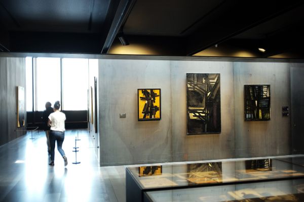 Une toile laissée en dépot par un collectionneuret  exposée durant 3 ans au musée Soulages vient d'être acquise pour plus de 4 millions d'euros lors d'une vente aux enchères à Hong-Kong.