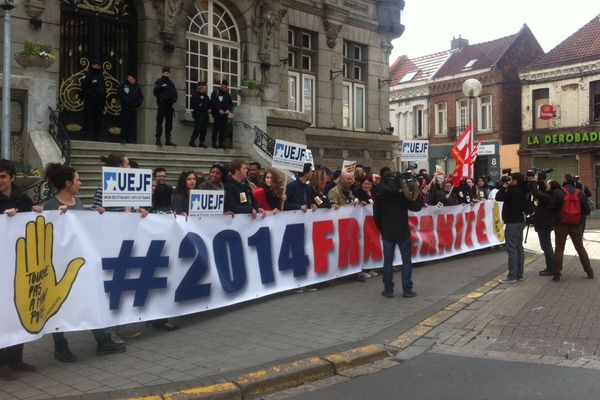 La soixantaine de manifestants a déployé une longue banderole "2014 fraternité" sur le parvis de la mairie d'Hénin-Beaumont.