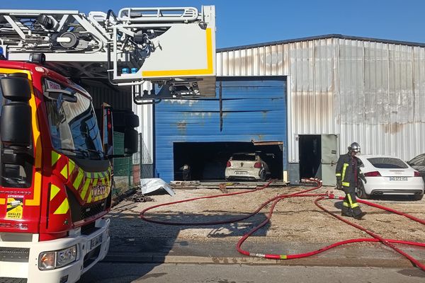 Le feu a été éteint en deux heures environ, au prix de la destruction de 21 voitures.