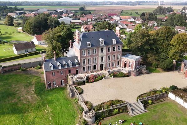 Après quatre ans de travaux, le château de Bouillancourt-en-Séry, dans la Somme, reprend désormais vie.