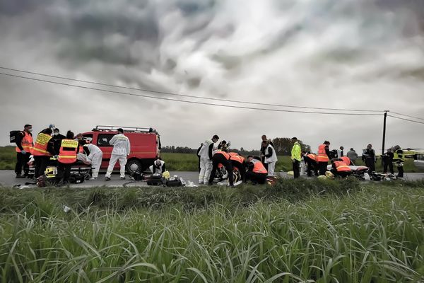 Les secours intervenus sur le lieux de l'accident entre une voiture et des cyclistes à Nomain.