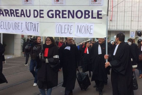 Les avocats grenoblois défilent ce mercredi 12 décembre 2018 entre le palais de justice et la préfecture.