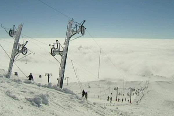 A Spuer-Besse, la saison est prolongé jusqu'au 21 avril. Les petites chutes régulières de ces dernières semaines entretiennent les pistes. Du coup, les skieurs sont au rendez-vous, qu'ils soient de la région ou de Bretagne. Pour la station aussi, c'est un gros "plus" sur le plan du chiffre d'affaires.