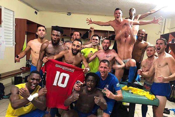 Les joueurs de l'ASM Belfort, heureux dans les vestiaires après leur match en Guadeloupe.