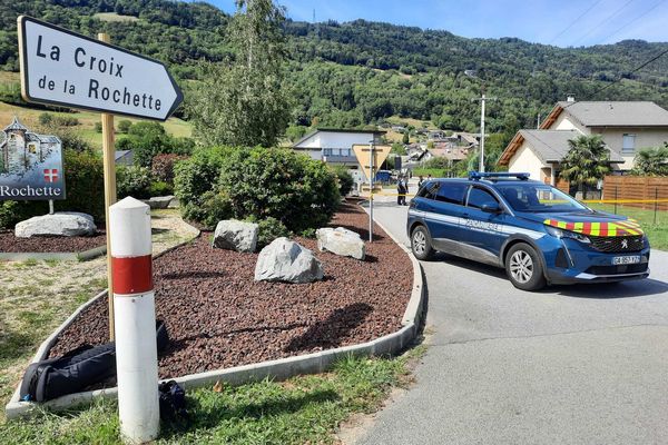 Une policière hors service de 42 ans a été mortellement agressée en pleine rue le 31 août 2023 à La Croix-de-la-Rochette, en Savoie.