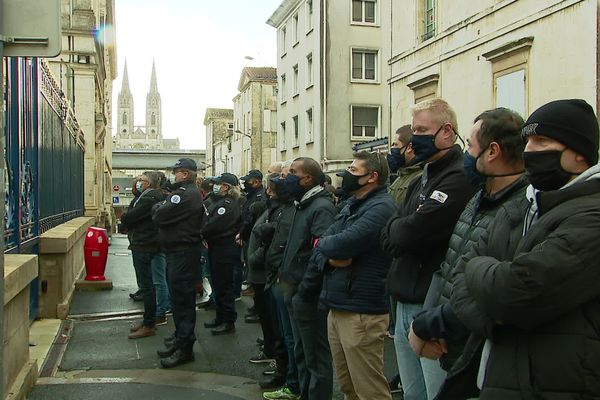 60 à 80 policiers ont manifesté devant le commissariat de Niort et devant la préfecture des Deux-Sèvres