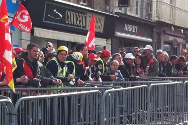 Les salariés d'AIM rassemblés devant le Tribunal de Coutances depuis la fin de la matinée. 