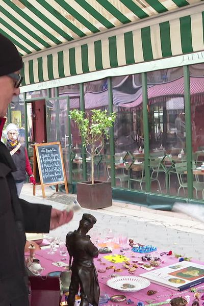 Tous les lundis, vous trouverez le brocanteur Georges Samitier-Cotto sur le cours Saleya à Nice prêt à vous faire découvrir ses trésors.