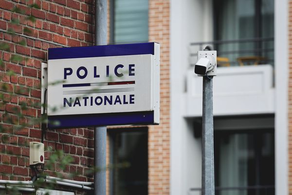 Un homme a été blessé par balle alors qu'il se trouvait sur son balcon la nuit du 1er janvier 2025. La police nationale a lancé un appel à témoins pour déterminer les circonstances.