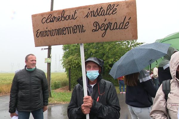 Un manifestant, mercredi, à Saint-Georges-sur-l'Aa, contre l'implantation de l'usine Clarebout.